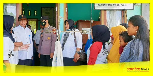 Kepala Puskesmas Semparuk bersama Forkopimcam proses pemberian vitamin A kepada balita, Rabu (8/2/2023).