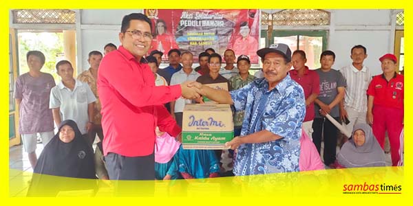 Mardani Anggota DPRD Sambas menyerahkan bantuan dari Maria Lestari Anggota DPR RI untuk korban banjir Desa Tempapan Hulu, Kamis (9/2/2023).