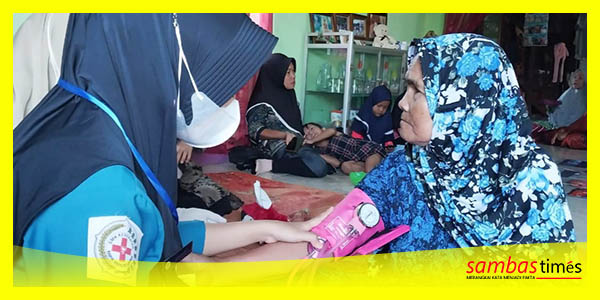 Perawat Puskesmas Semparuk melakukan pemeriksaan kepada Lansia, Kamis (16/2/2023).