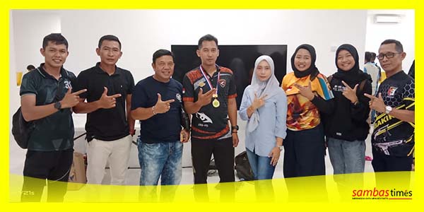 Praka Ariadi bersama Ketua Perbakin Kabupaten Sambas Arifidiar dan pengurus Perbakin foto bersama.