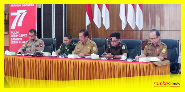 Sekda Sambas Ir H Ferry Madagaskar MSi memimpin Rakor TPID Kabupaten Sambas, Senin (27/2/2023).