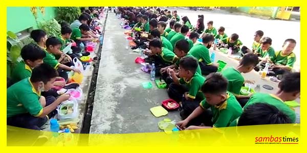 Siswa SDS Tarbiyatul Islam sarapan pagi sehat bersama, Jumat (17/2/2023) di halaman sekolah.
