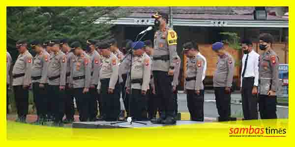 Waka Polres Sambas Kompol Eko Mardianto memimpin apel Gelar Pasukan Ops Keselamatan Kapuas 2023, Selasa (7/1/2023).