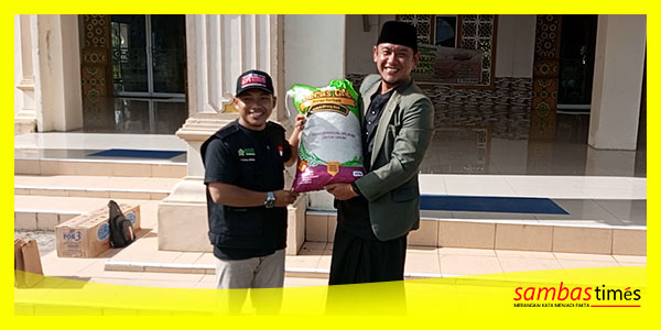 Wakil Bupati Sambas Fahrur Rofi menerima secara simbolis beras 1 ton untuk disalurkan kepada masyarakat, Sabtu (18/2/2023) di Masjid Babul Jannah, Sambas.