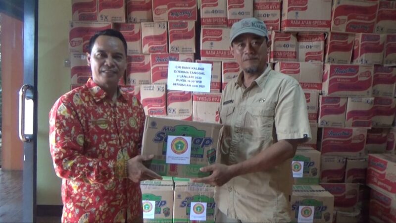 Ketua PPNI Kabupaten Sambas Marzinni menyerahkan bantuan banjir melalui BPBD yang diterima Kepala BPBD Marjuni, Kamis (2/2/2023).