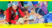 Akhmad Relawan peduli memeriksa kesehatan gratis warga terdampak banjir Dusun Sajingan Kecil