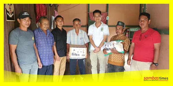 Bui Kiong Anggota DPRD Sambas menyerahkan bantuan kepada korban kebakaran, Kamis (9/3/2023).