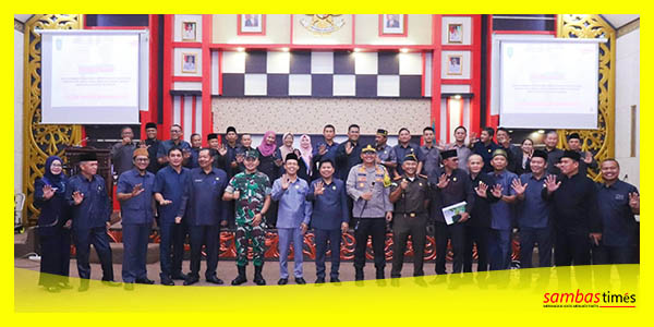 Bupati Sambas, Ketua DPRD  Forkompinda dan Anggota DPRD Sambas foto bersama usai paripurna Tiga Raperda, Senin (27/3/2023).
