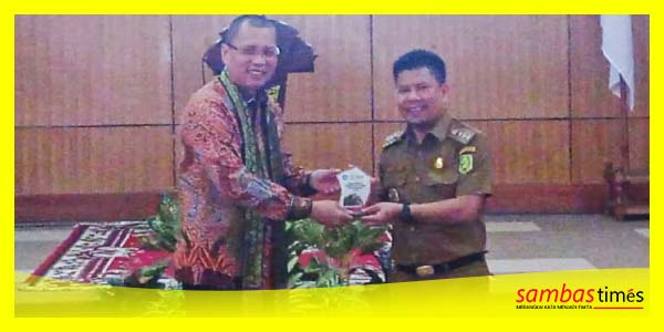 Bupati Sambas Satono bertukar Cendramata bersama Rektor Untan Prof Dr Garuda Wiko, Selasa, (7/3/2023).