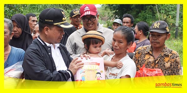 Bupati Sambas Satono meninjau dan menyerahkan bantuan banjir di Kecamatan Selakau dan Selakau Timur.