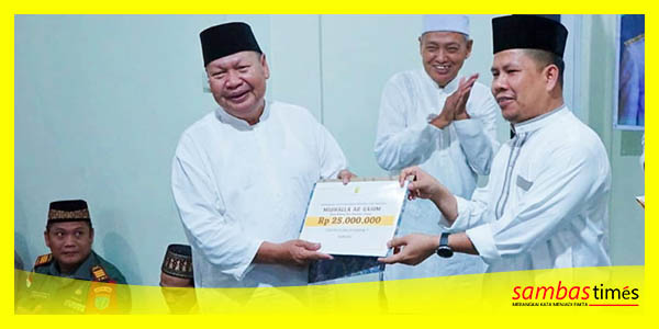 Bupati Sambas Satono menyerahkan Bantuan Kepada Masjid Ar Ridhwan, Desa Dungun Laut, Kecamatan Jawai, Rabu (29/3/2023).