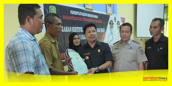 Bupati Sambas Satono menyerahkan Sertifikat Tanah UMKM di Kecamatan Selakau.