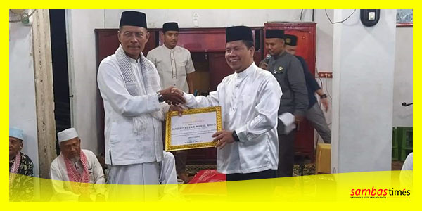 Bupati Sambas Satono menyerahkan bantuan hibah kepada pengurus Masjid, pada Safari Ramadan, Minggu (26/3/2023).