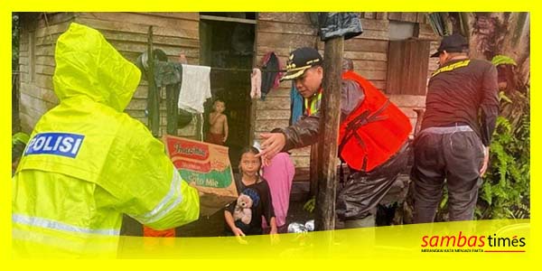 Bupati Sambas Satono menyerahkan bantuan kepada Korban Banjir di Desa Perigi Limus dan Semanga' Kecamatan Sejangkung, Minggu (5/3/2023).