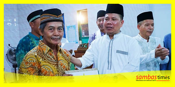 Bupati Sambas Satono menyerahkan bantuan kepada pengurus Masjid Baitul Mu'minin, Kecamatan Jawai Selatan, Rabu (29/3/2023).