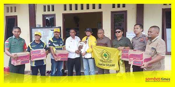 DPD Golkar Kalbar menyerahkan bantuan banjir Desa Lumbang, Kecamatan Sambas.
