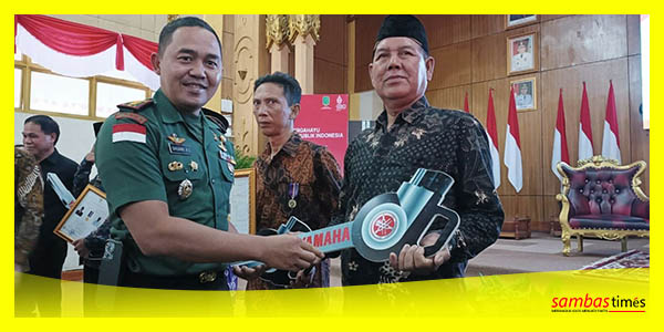 Dandim 1208 Sambas Letkol Inf Dadang Armada Sari menyerahkan kunci motor Desa Mandiri kepada Kades Dalam Kaum.