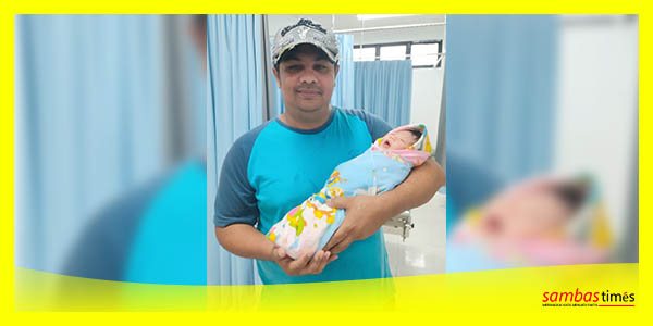 Delvin mengadopsi bayi yang dibuang orang tuanya di Jalan Lingkar Rambi, Minggu, (5/3/2023).