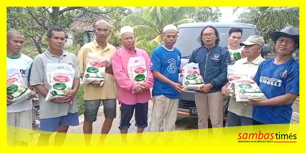 Erwan Caleg Partai Nasdem menyalurkan bantuan beras kepada warga terdampak banjir di Dusun Tabaran, Desa Samustida, Selasa (7/3/2023).