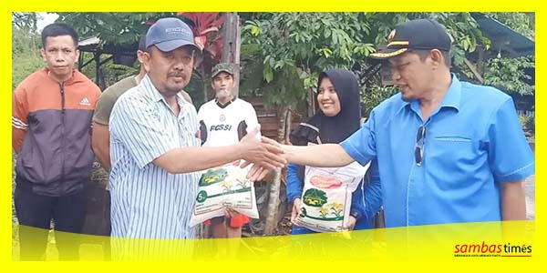 H Subhan Nur Anggota DPRD Propinsi Kalimantan Barat Menyerahkan Bantuan Terdampak Banjir di Kabupaten Sambas.