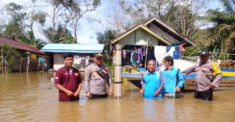 Polsek Sejangkung melakukan patroli meninjau kondisi banjir di beberapa desa di Kecamatan Sejangkung. Kamis (2/3/2023).