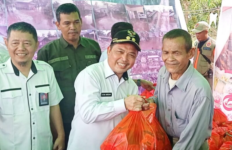 Wakil Gubernur Kalbar Ria Norsan menyerahkan bantuan banjir Lubuk Lagak, Desa Lubuk Dagang, Sambas, Rabu (8/3/2023).