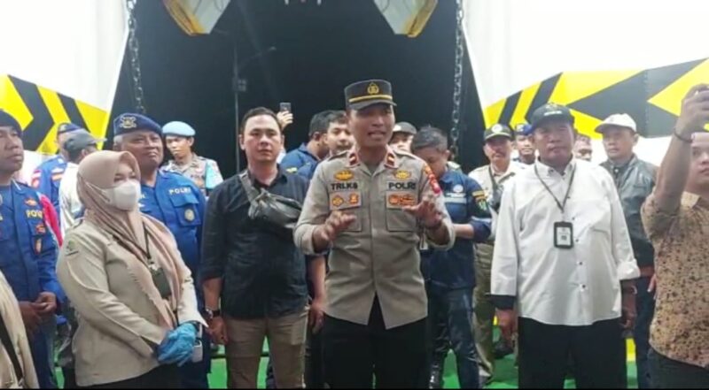 Kapolsek Semparuk IPDA Tri Kurnia Setiawan menghimbau korban terdampak longsor Pulau Serasan, Kamis (9/3/2023) malam.