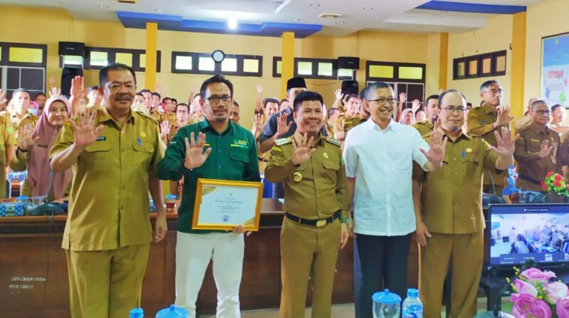 Bupati Sambas Satono mengabadikan moment bersama dalam Rakor Inovasi Daerah dan Capaian Kinerja Tahun 2022, Selasa (14/3/2023).