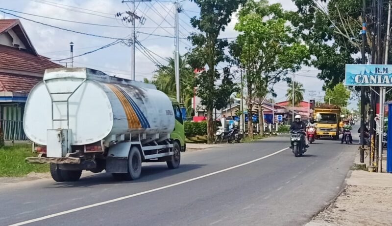 Jalan Pendidikan, depan RSUD Sambas yang diharapkan DPRD Sambas diberi Marka dan Rambu Jalan, Rabu (15/3/2023).