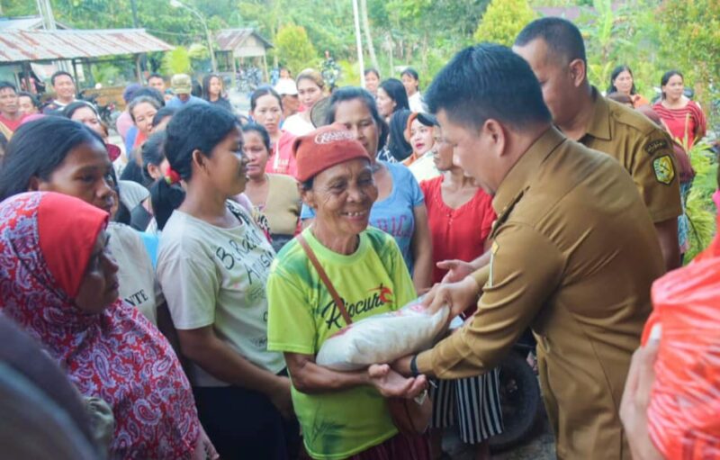 Bupati Sambas Satono menyalurkan bantuan pascabanjir dari donatur kepada warga Desa Bukit Sigoler, Selasa (14/3/2023).