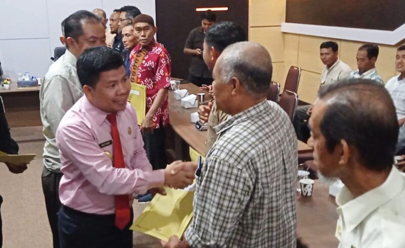 Bupati Sambas Satono mengucapkan selamat kepada Sekretariat PPK yang telah menerima SK, Kamis (16/3/2023).