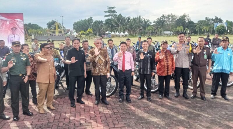 Bupati Sambas Satono mendampingi Gubernur pada penyerahan Sepada Motor kepada 119 Desa Mandiri, Kamis (16/3/2023).