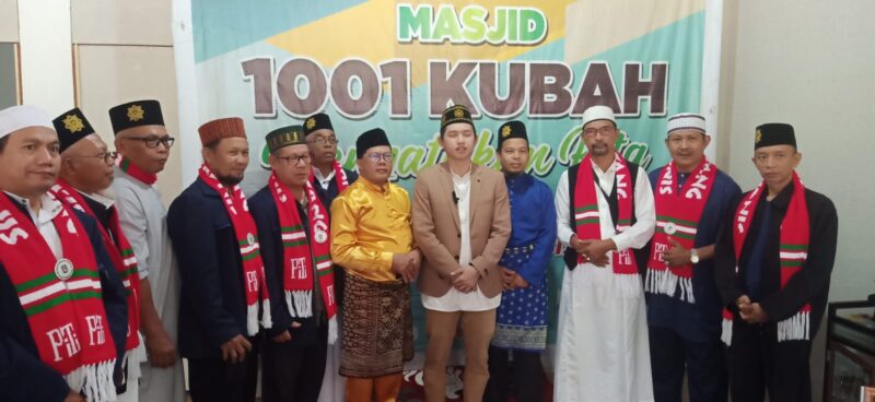 Ustadz Koh Dennis Lim bersama Panitia Pembangunan Masjid 1001 Kubah dan pengurus PITI Kota Singkawang, Sabtu (18/3/2023).