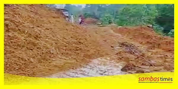 Jalan negara akses Sajingan-Temajuk yang tertimbun longsor, tepatnya di Sinjan, Dusun Sungai Tengah, Rabu (1/3/2023) malam.