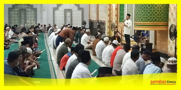 Jemaah Masjid Besar At Taqwa Pemangkat antusias mendengar sosialisasi Masjid 1001 Kubah yang disampaikan Misni Safari. (Dokumentasi)