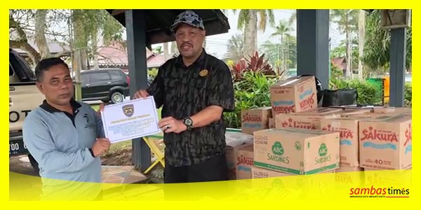 Jumadi Ketua PSN Kalbar menyerahkan bantuan banjir kepada Camat Sejangkung, Minggu (12/3/2023).