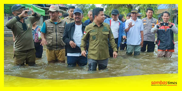 Kades Lubuk Dagang Su'aib mendampingi Bupati Sambas Satono meninjau kondisi banjir Lubuk Lagak, Desa Lubuk Dagang, Sabtu (4/3/2023).