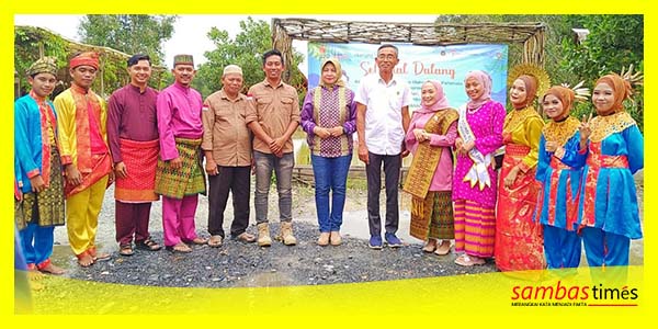 Kadisporapar Kalbar didampingi Kadisparpora Kabupaten Sambas saat meninjau Objek Wisata Danau Sebedang, Rabu (1/3/2023).