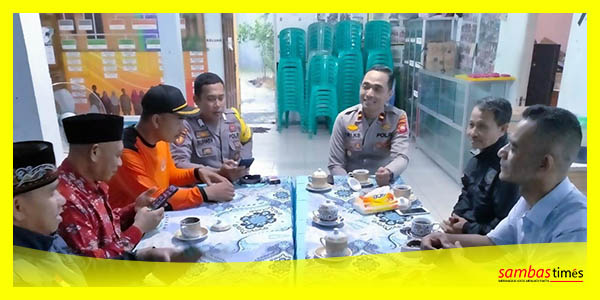 Kapolsek Semparuk IPDA Tri Kurnia Setiawan menggelar Curhat Jumat bersama Tomas dan Pemdes bahas Kamtibmas.