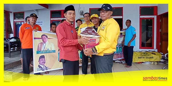 Kepala Desa Sendoyan Juliansyah menerima bantuan banjir dari Partai Golkar, Kamis (9/3/2023).