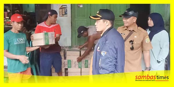 Ketua DPD Nasdem Kabupaten Sambas Subhan Nur saat menyalurkan bantuan banjir Desa Tempapan Hulu.