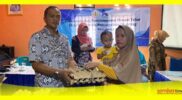 Ketua Komisi IV DPRD DPRD Sambas Anwari menyerahkan donasi telur kepada warga Desa Saing Rambi
