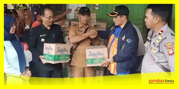 Ketua Komisi IV DPRD Kalbar H Subhan Nur menyalurkan bantuan banjir di Kecamatan Galing, Senin (7/3/2023).