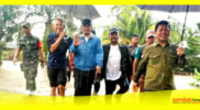 Ketua Komisi IV DPRD Kalbar H Subhan Nur saat meninjau banjir Desa Lubuk Dagang bersama Bupati Sambas Satono