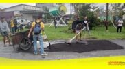 Komunitas Boejang Lorong kompak mengaspal Jalan Alternatif Desa Lorong di Taman Njulong, Kecamatan Sambas