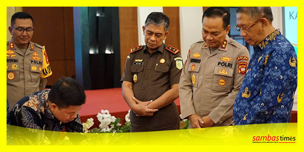Bupati Sambas Satono menandatangani MoU antar Kepala Daerah Tingkat Provinsi Kalbar. Jumat (17/3/2023).