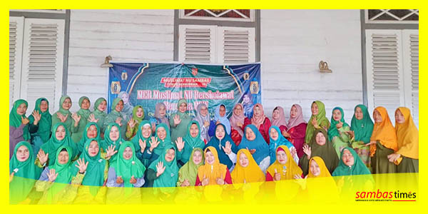 Organisasi Wanita yang tergabung dalam GOW foto bersama usai kegiatan Gema Shalawatan.
