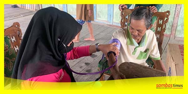 Pemeriksaan warga terdampak banjir Desa Bukit Segoler, Kecamatan Tebas, Selasa (7/3/2023).