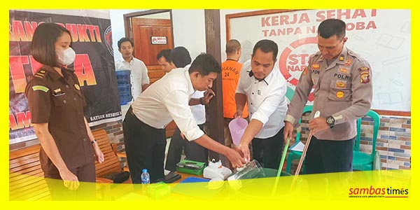 Satnarkoba Polres Sambas Musnahkan 100 Gram Narkoba jenis Sabu, Senin (13/3/2023).