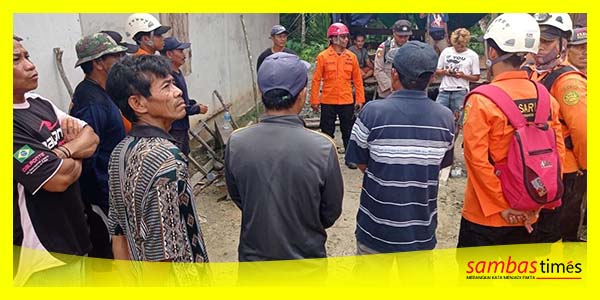 Tim Sar Gabungan dan warga lakukan evaluasi pencarian warga Tebas ynag hilang saat mencari kayu di hutan.